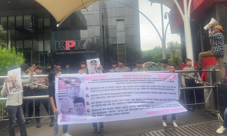 Massa yang tergabung dalam Aliansi Gerakan Rakyat Anti Korupsi (GERAK) menggelar aksi unjuk rasa di depan Gedung Merah Putih KPK, Jakarta, Senin (9/2/2026). (Fend)