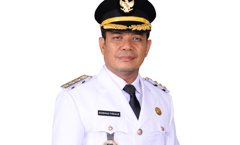 Bupati Dompu Bambang Fisrdaus. (Sumber: Ensiklopedia)