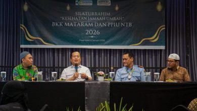 Gubernur NTB Dr. H. Lalu Muhamad Iqbal berbagi tips kesehatan saat berpergian ke luar negeri bersama Balai Karantina Kesehatan (BKK) dan Penyelenggara Perjalanan Ibadah Umrah (PPIU) di Fave Hotel, (6/1/26).