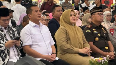 Gubernur NTB dan Wakil Gubernur NTB Iqbal - Dinda terlihat duduk bersama.