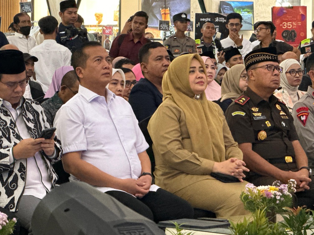 Gubernur NTB dan Wakil Gubernur NTB Iqbal - Dinda terlihat duduk bersama.