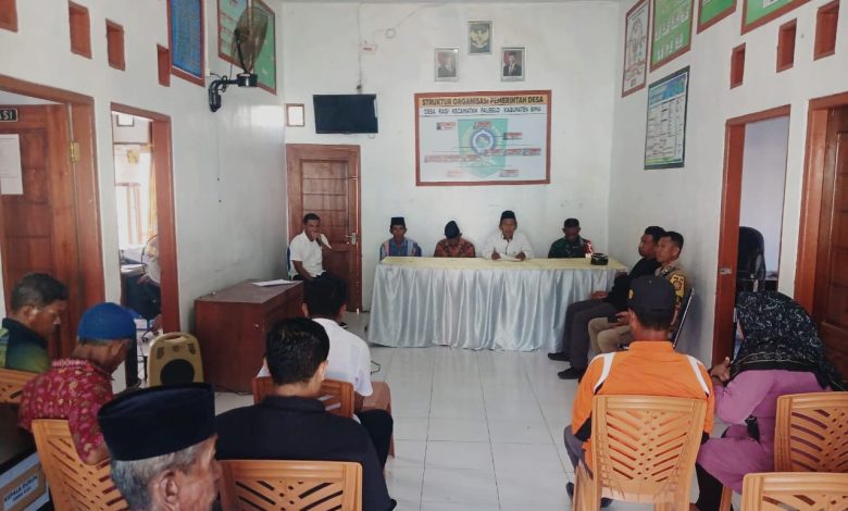 Suasana Musyarawah Desa Ragi, di aula kantor desa ragi. (Fen/Ist)